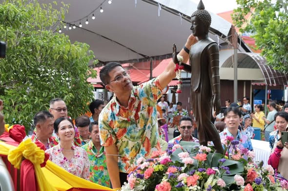 title - ส.ป.ก.สตูล ร่วมพิธีสรงน้ำพระ–รดน้ำขอพรผู้สูงอายุ สืบสานประเพณีสงกรานต์ ปี 2569 ณ บริเวณวัดชนาธิปเฉลิม พระอารามหลวง อำเภอเมือง จังหวัดสตูล